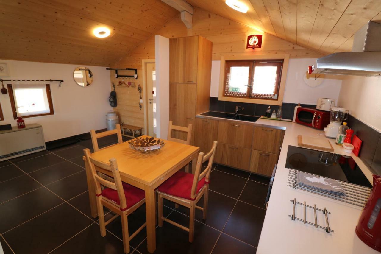 Chalet Rouge Coeur Bex Extérieur photo