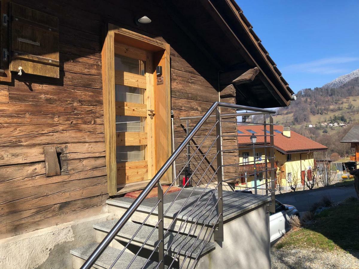 Chalet Rouge Coeur Bex Extérieur photo